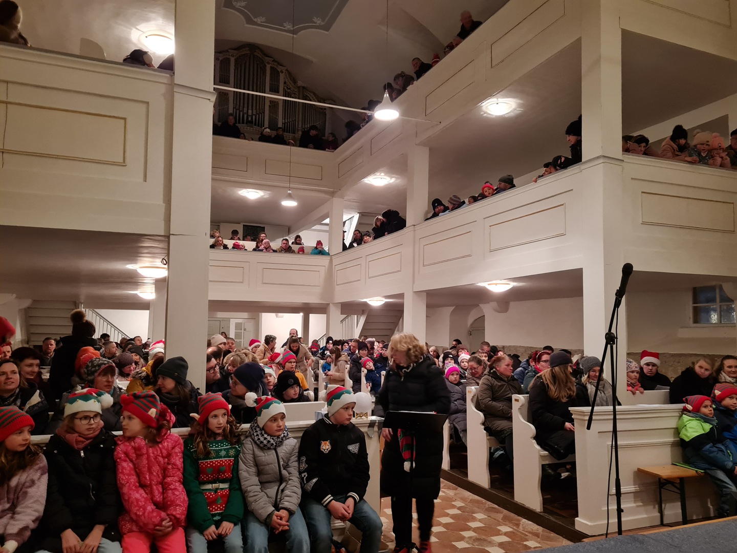 Schulweihnachtsfeier mit Kaffee und Kuchen